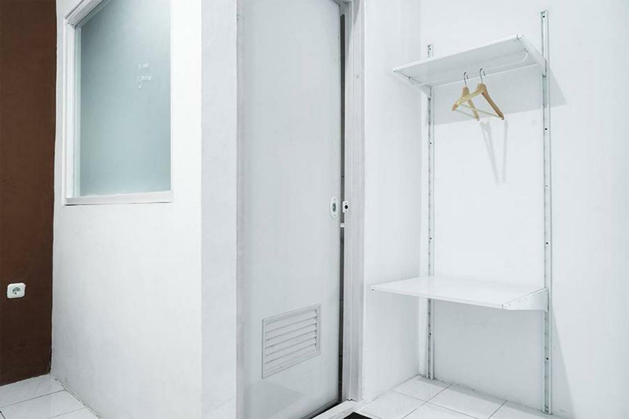 Reddoorz Near Seasons City Mall Джакарта Номер фото